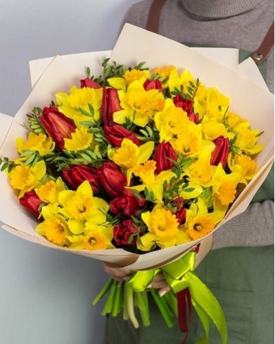 Букет из 26 желтых нарциссов и 19 красных тюльпанов с фисташкой купить с доставкой в Санкт-Петербурге Букет из 26 желтых нарциссов и 19 красных тюльпанов с фисташкой купить с доставкой в Санкт-Петербурге